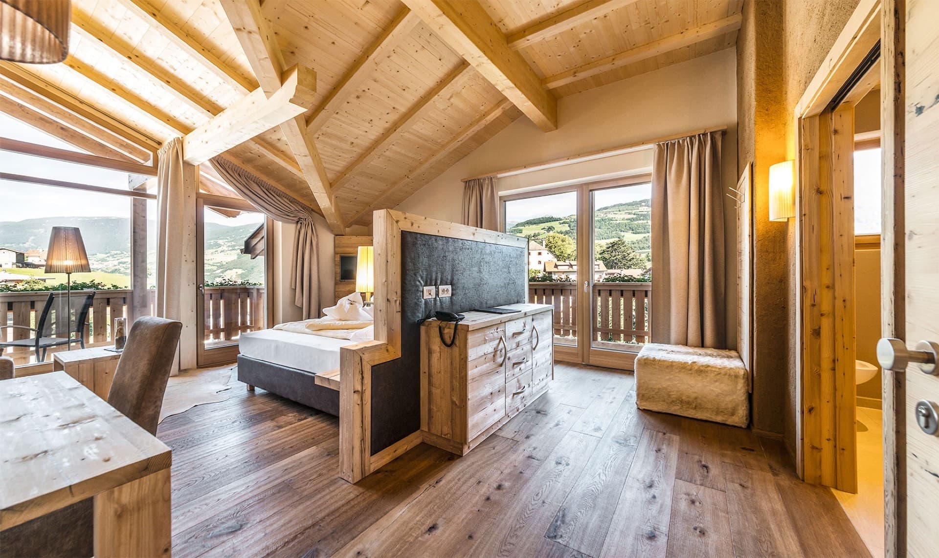 Naturholz-Suite mit Panoramablick