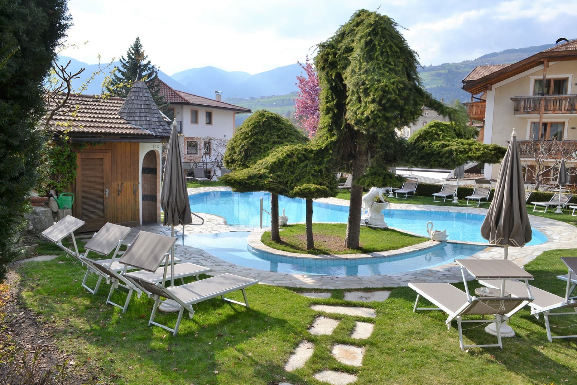Beheizter Pool mit Bergpanorama